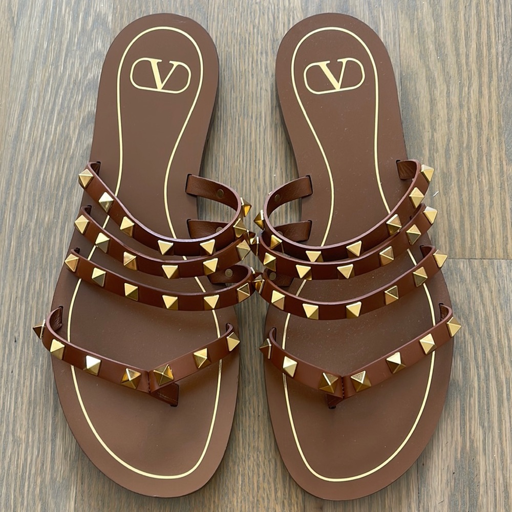 NIB Valentino Rockstud calfskin thong straps sandals, brown w/gold studs, 39.5